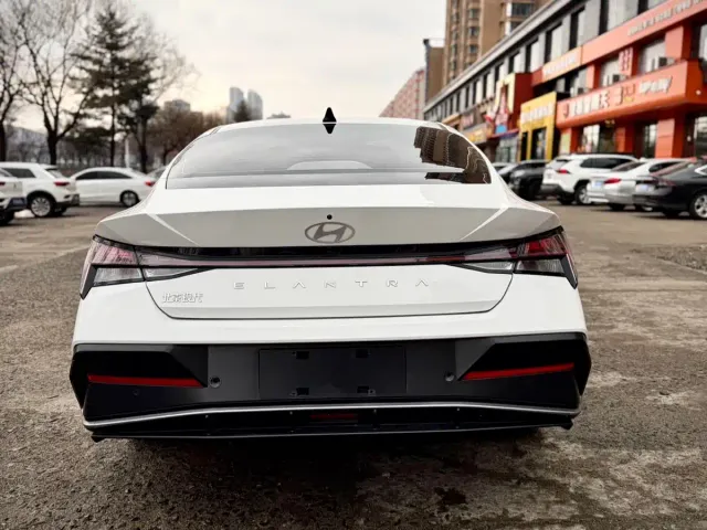Hyundai Elantra — Фото автомобиля 5