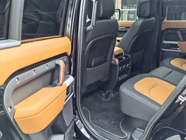Land Rover Defender — Фото автомобиля 12