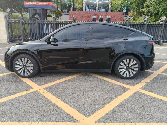 Tesla Model Y — Фото автомобиля 16