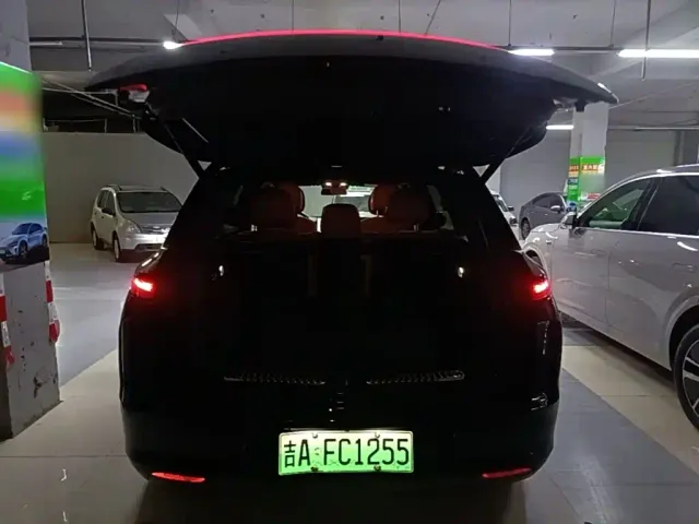 Li Auto L7 — Фото автомобиля 18