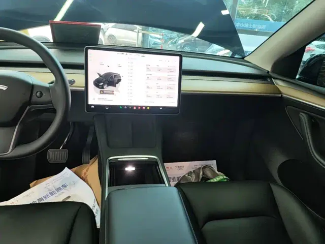 Tesla Model Y — Фото автомобиля 12