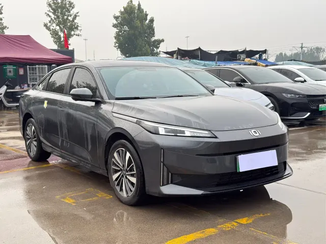 Changan Qiyuan A05 — Фото автомобиля 3