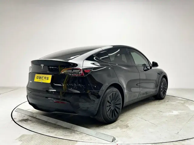 Tesla Model Y — Фото автомобиля 16
