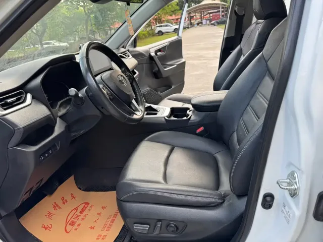 Toyota RAV4 — Фото автомобиля 13