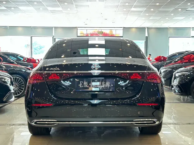 Mercedes-Benz E-Class — Фото автомобиля 12