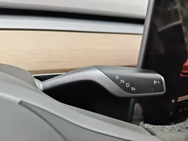 Tesla Model 3 — Фото автомобиля 9