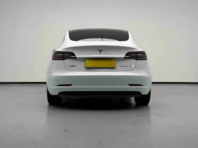 Tesla Model 3 — Фото автомобиля 2