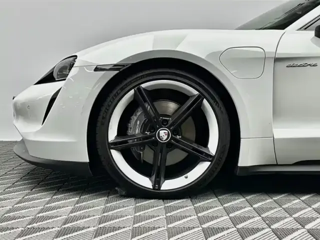 Porsche Taycan — Фото автомобиля 7