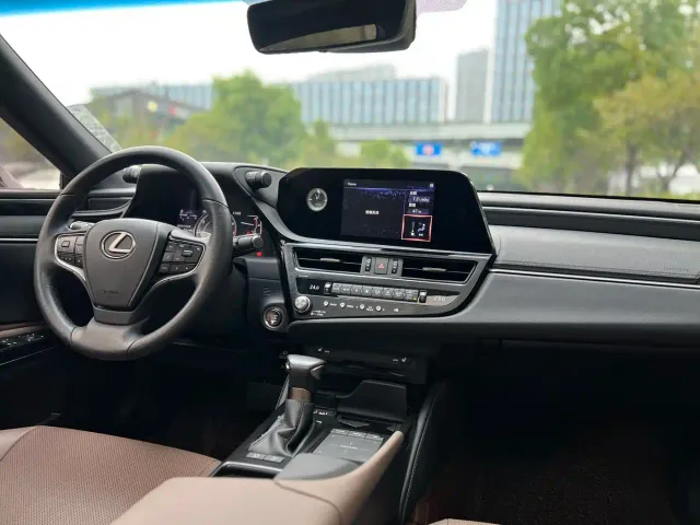 Lexus ES — Фото автомобиля 10