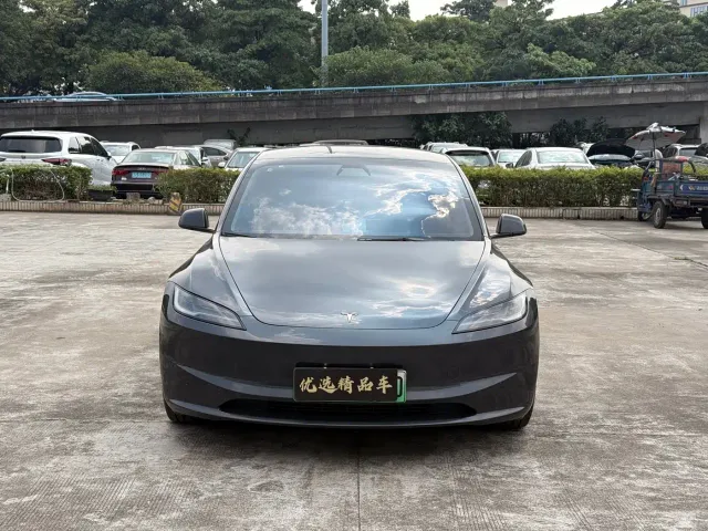 Tesla Model 3 — Фото автомобиля 2