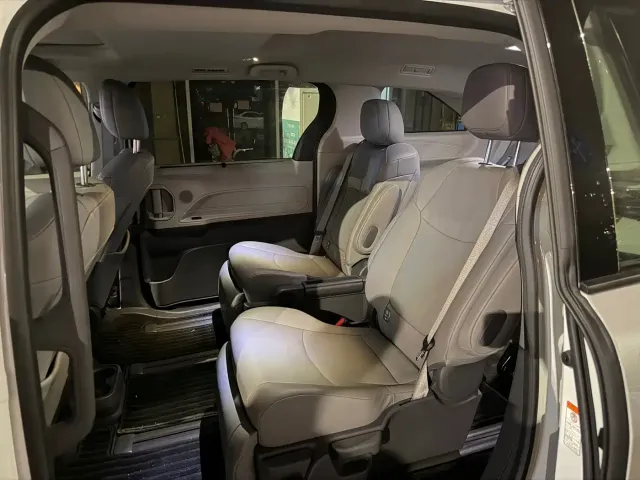Toyota Granvia 2023 2.5L Hybrid Comfort Edition — Фото автомобиля 3