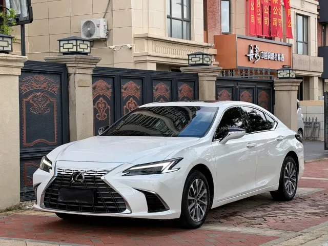 Фотография автомобиля — Lexus ES