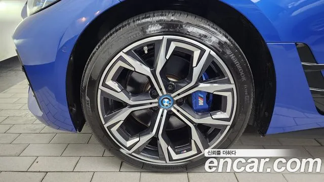 BMW i4 — Фото автомобиля 5