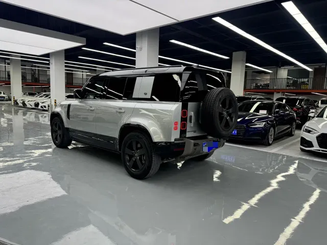 Land Rover Defender — Фото автомобиля 13