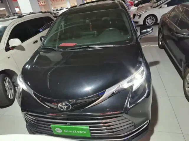 Toyota Sienna — Фото автомобиля 2