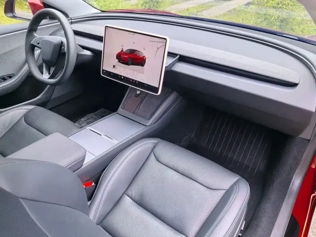 Tesla Model 3 — Фото автомобиля 15