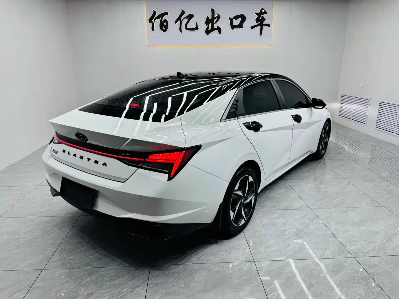Hyundai Elantra 2022 1.5L CVT LUX Premium Edition — Фото автомобиля 4