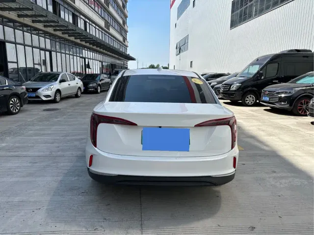 Hongqi E-QM5 — Фото автомобиля 5