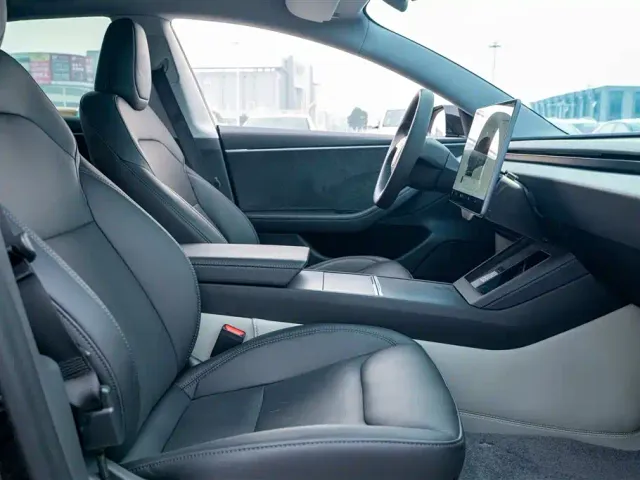 Tesla Model 3 — Фото автомобиля 14