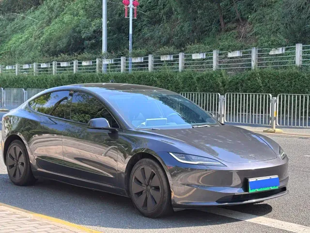 Tesla Model 3 — Фото автомобиля 8