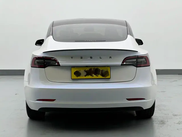 Tesla Model 3 — Фото автомобиля 7