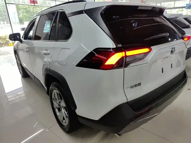 Toyota RAV4 — Фото автомобиля 4
