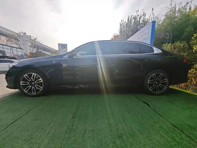 BMW 5 Series — Фото автомобиля 3