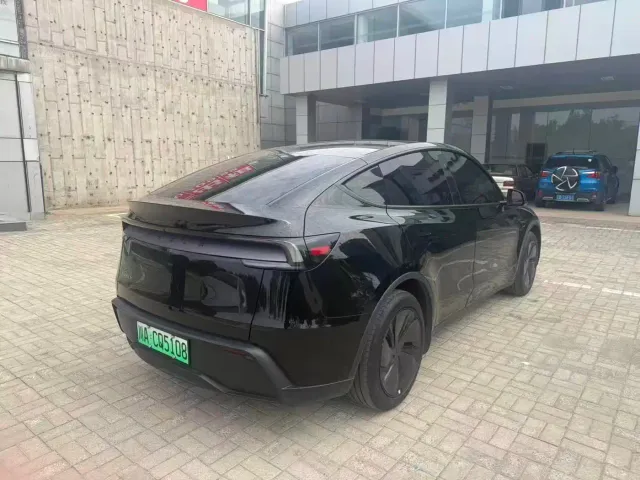 Tesla Model Y — Фото автомобиля 6