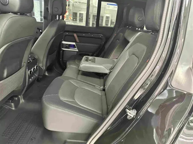 Land Rover Defender — Фото автомобиля 12