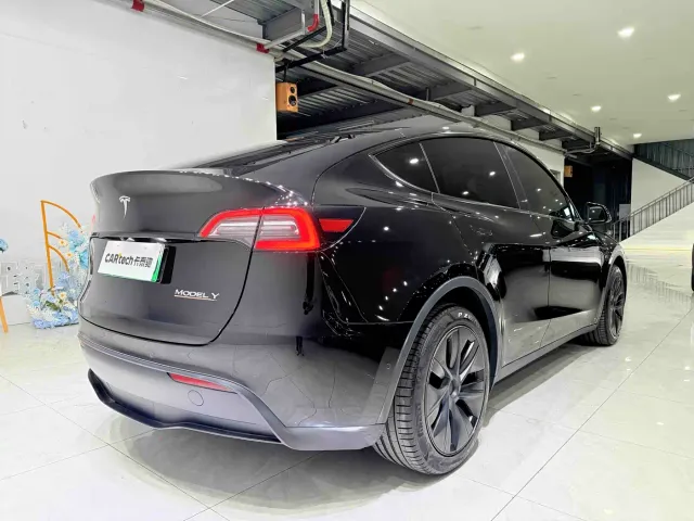 Tesla Model Y — Фото автомобиля 6