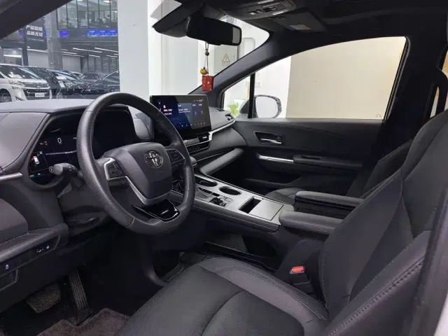 Toyota Sienna — Фото автомобиля 10