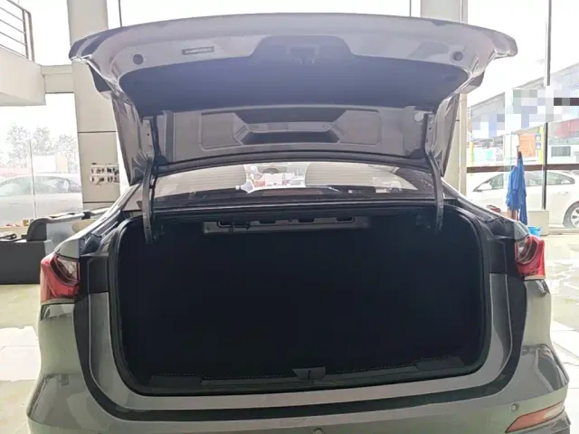 Roewe i5 — Фото автомобиля 18
