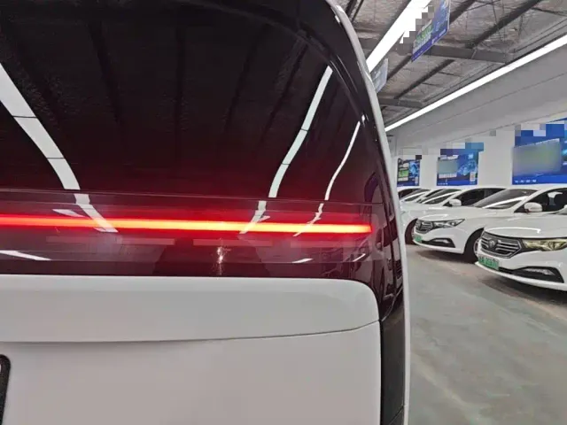 Li Auto MEGA — Фото автомобиля 7