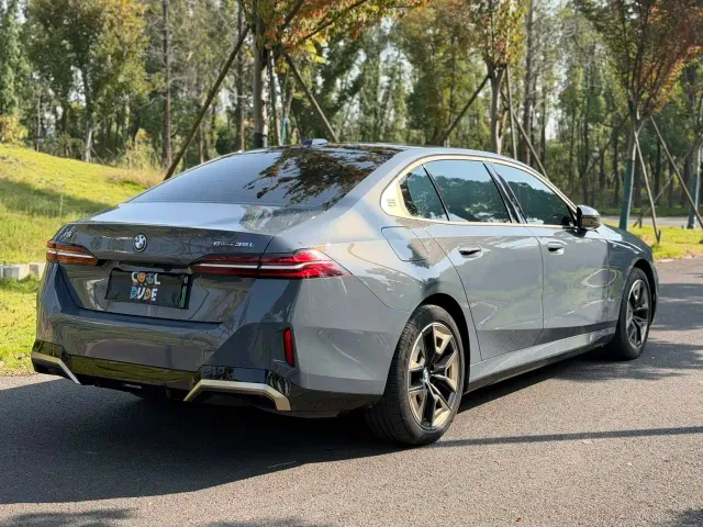 BMW i5 — Фото автомобиля 4
