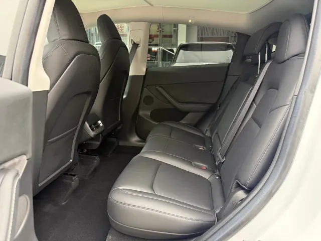 Tesla Model Y — Фото автомобиля 15