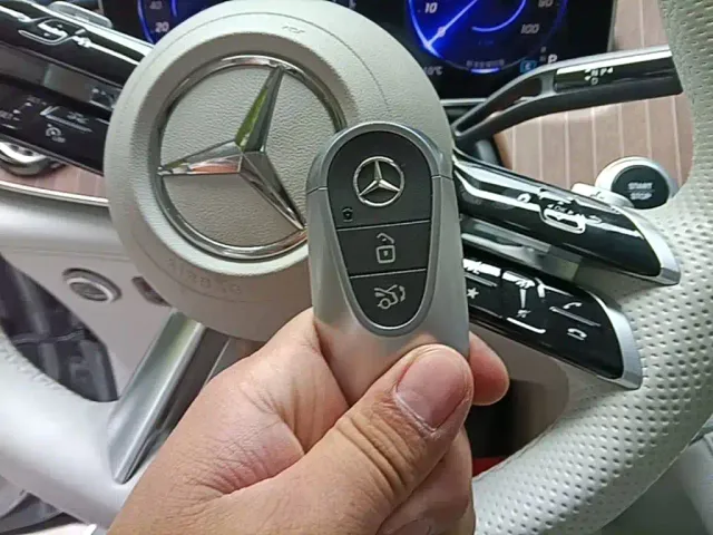 Mercedes-Benz EQE SUV — Фото автомобиля 8