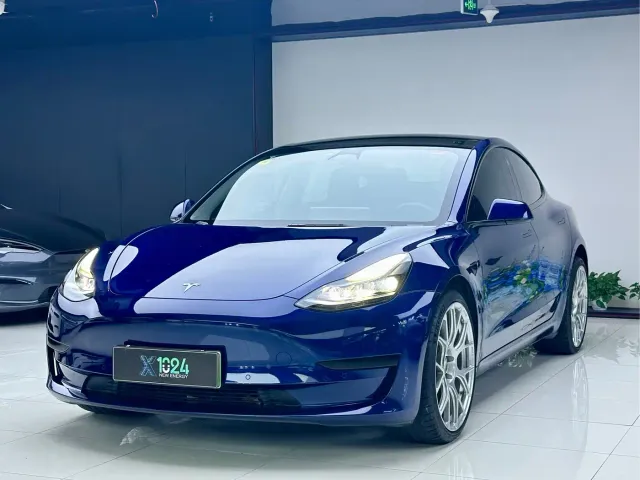 Фотография автомобиля — Tesla Model 3