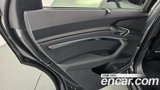 Audi SQ8 e-tron — Фото автомобиля 24