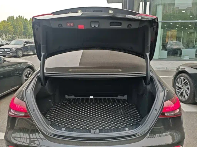 Mercedes-Benz E-Class — Фото автомобиля 18