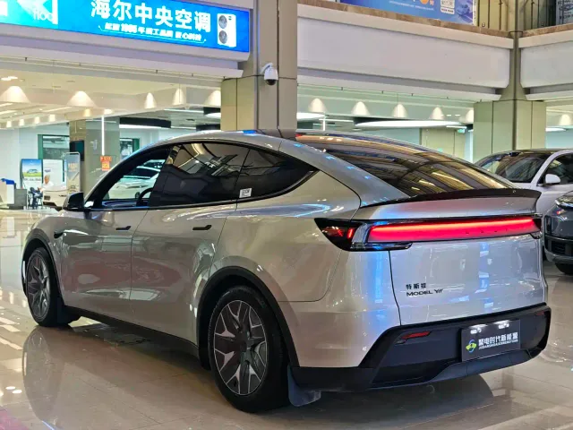 Tesla Model Y L — Фото автомобиля 4