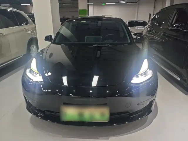Tesla Model 3 — Фото автомобиля 2