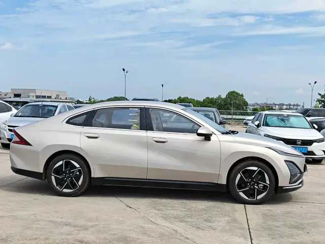Wuling Starlight — Фото автомобиля 4