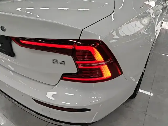 Volvo S60 — Фото автомобиля 7