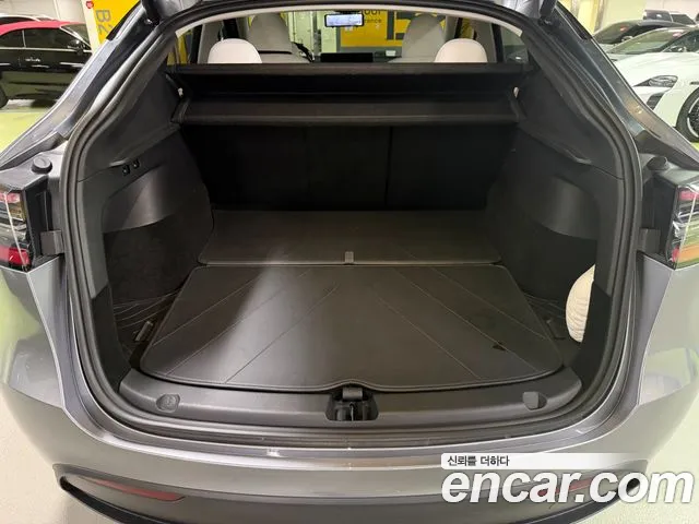 Tesla Model Y — Фото автомобиля 16