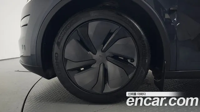 Tesla Model Y — Фото автомобиля 5