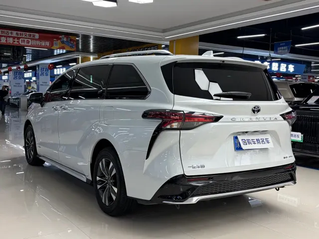 Toyota Granvia — Фото автомобиля 17