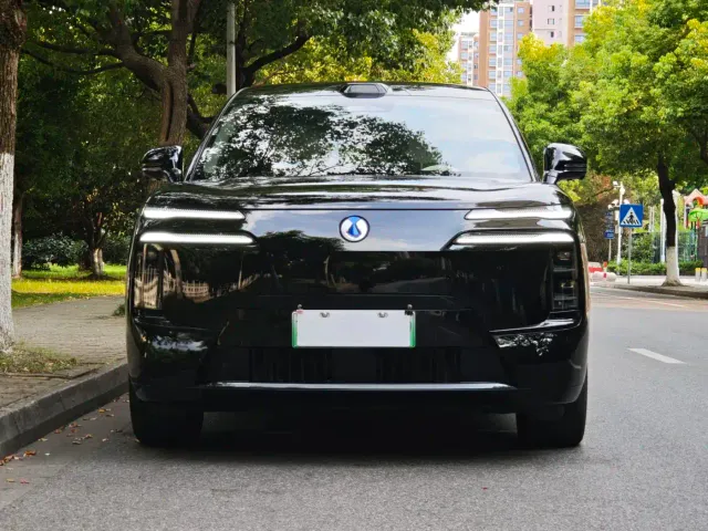 Denza N8L — Фото автомобиля 2