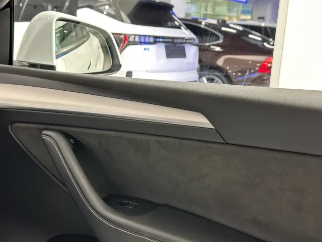 Tesla Model Y — Фото автомобиля 16