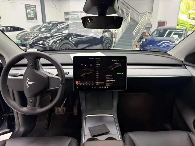 Tesla Model Y — Фото автомобиля 6