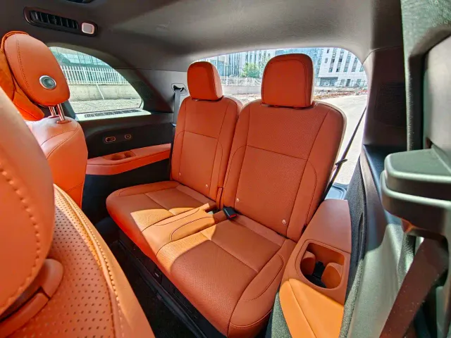Li Auto L8 — Фото автомобиля 13